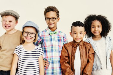 Çocuklar gülüyor ve eğlenin