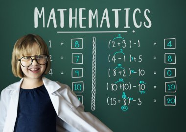 kız beyaz bornoz ayakta