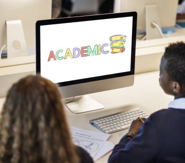 sınıf öğrencilerin bilgisayar kullanarak