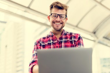 Adam ile dizüstü bilgisayar tarama