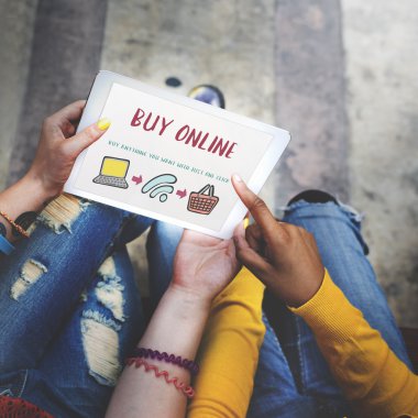 Dijital tablet kullanan kız öğrenciler