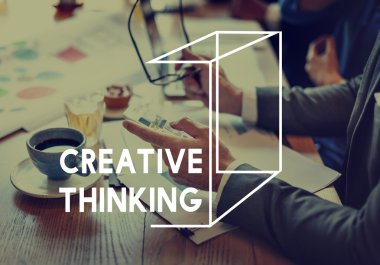 Cep telefonu ve yaratıcı düşünme kullanarak iş adamı