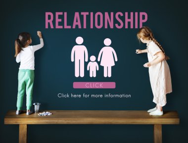 Yazı tahtası üzerinde çizim kızlar