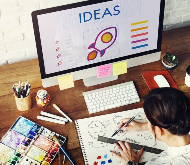 Tasarım stüdyosu çizim kız