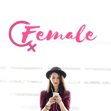 Akıllı telefon tarama şapkalı kadın