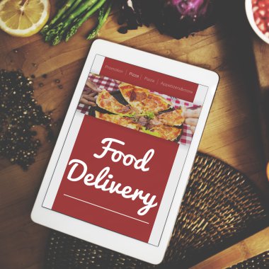 mutfak masasının üzerinde dijital tablet