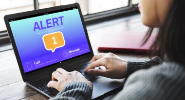 Dizüstü bilgisayarla çalışan kadın