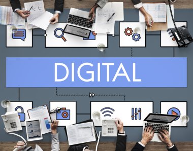 Ofiste çalışan iş adamları