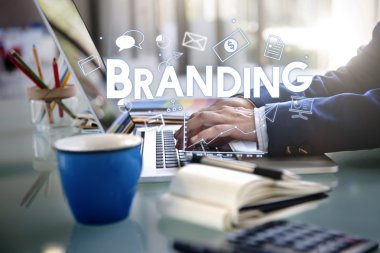 İşadamı dizüstü bilgisayarla çalışıyor