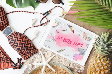 Dijital tablet ve bikini mayo 