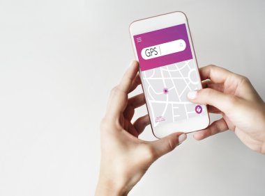 Cep telefonu ellerinde.