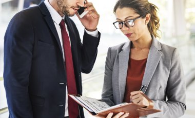 iş adamları birlikte tartışıyor