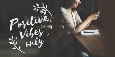 Kız telefonu tarama Cafe