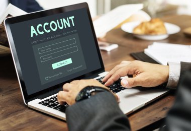 Dizüstü bilgisayar kullanan iş adamı