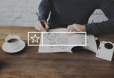 Tasarım stüdyosu çalışan adam