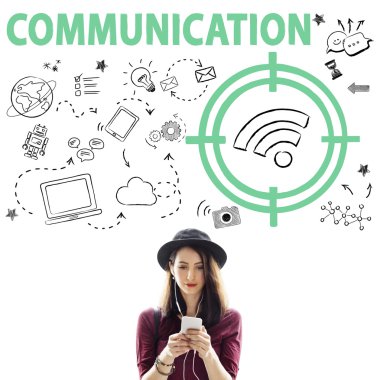 Akıllı telefon tarama şapkalı kadın