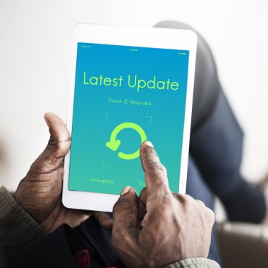 Elinde tablet tutan bir iş adamı 