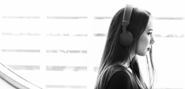 Kulaklıklı genç bir kadın.