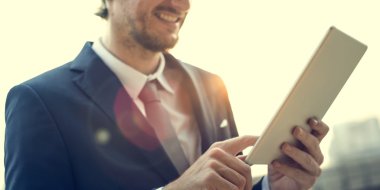 işadamı dijital tablet ile çalışma