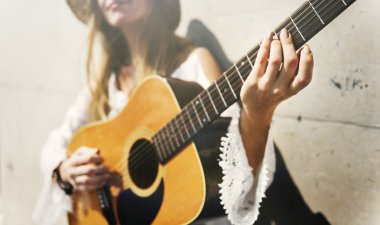 Gitar çalan kız 