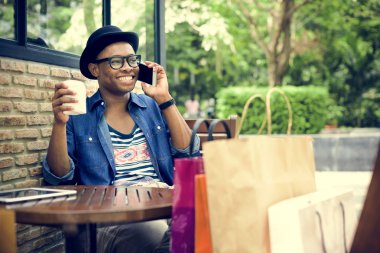 belgili tanımlık smartphone üzerinde konuşan adam