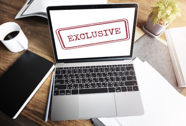 ekranda metin olan dizüstü bilgisayar