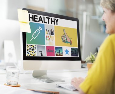 iş kadını bilgisayar ile çalışma