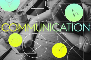 Akıllı telefon kullanan kadın