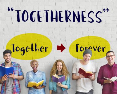 bir grup insan kitap tutan