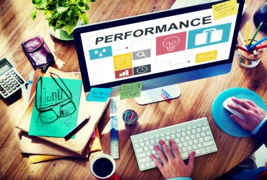 Bilgisayar kullanan adam