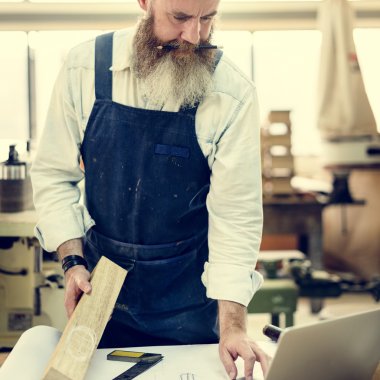 Atölyede çalışan bir zanaatkar.