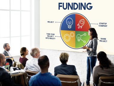 İş arkadaşları birlikte çalışıyor.