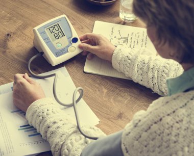 kadın kan basıncı kontrol
