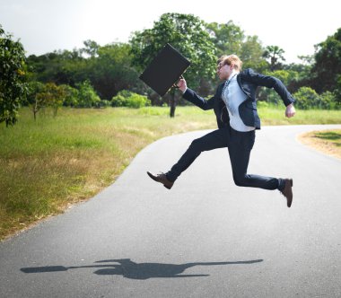 Açık havada atlama ile durum, iş adamı  