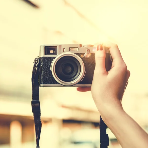 Kadın el Vintage kamera tutarak — Stok fotoğraf