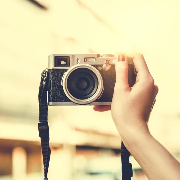 Frau hält Vintage-Kamera in der Hand — Stockfoto