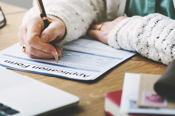 Person writing on paper — Stock Photo, Image