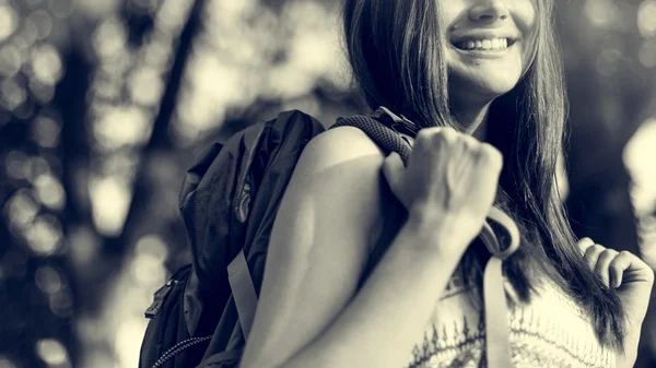 Femme passer du temps dans la nature — Photo