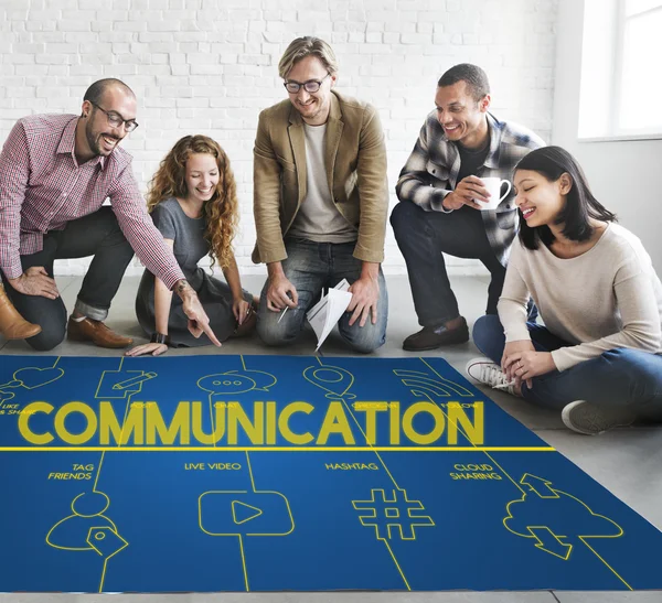 Designers travaillant avec affiche et communication — Photo