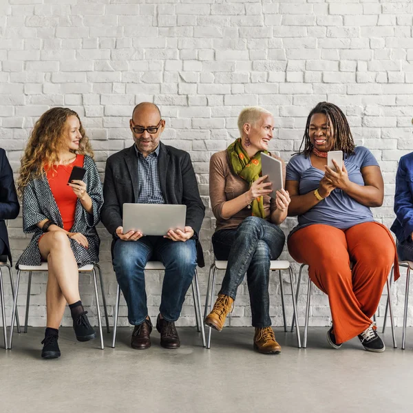 Menschen, die digitale Geräte nutzen — Stockfoto