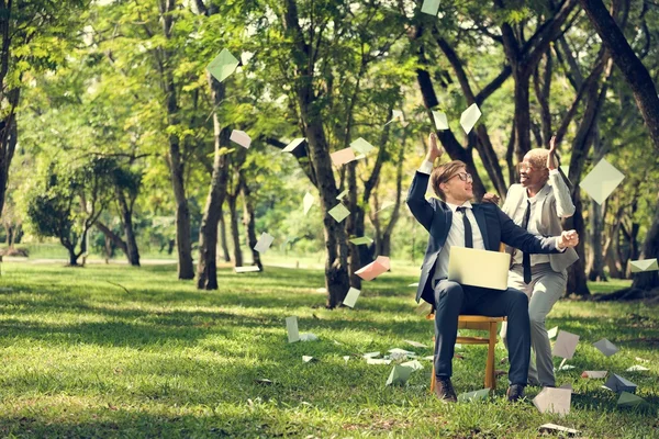実業家と公園でラップトップで実業家 — ストック写真