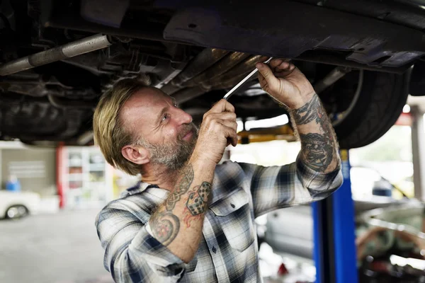 AR mechanik w garażu — Zdjęcie stockowe