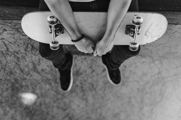 Skater hombre con monopatín — Foto de Stock