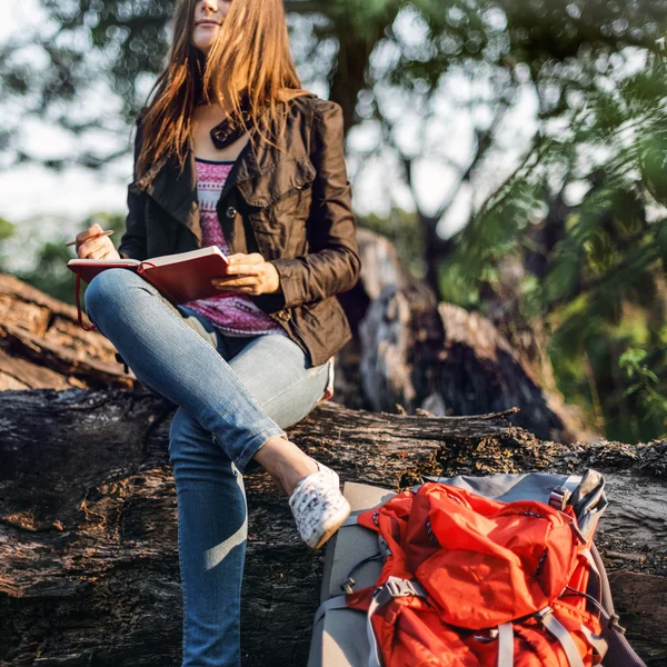 Mujer escribiendo notas en la naturaleza —  Fotos de Stock