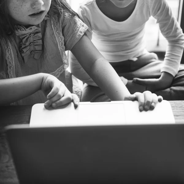 Zusjes spelen met laptop — Stockfoto