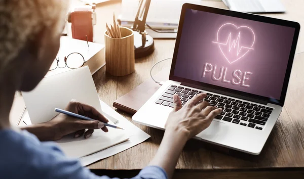 Mujer trabajando en portátil con Pulse — Foto de Stock