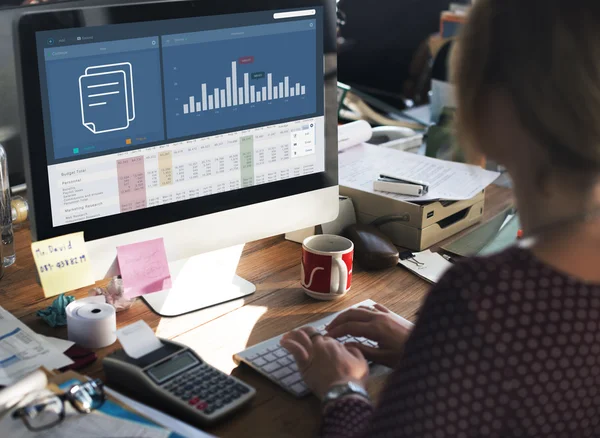 Zakenvrouw op zoek op monitor — Stockfoto