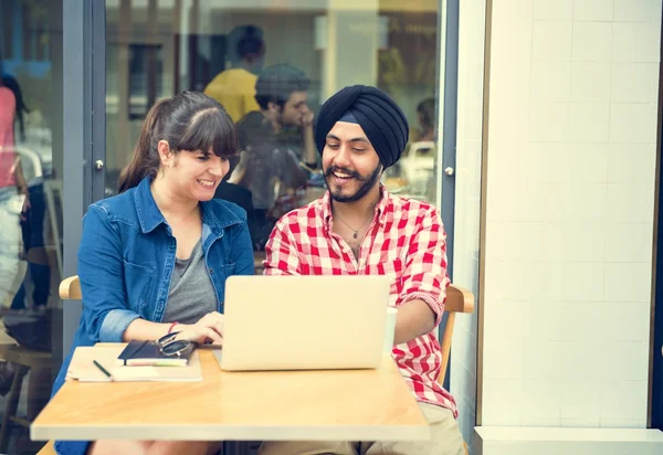 Studenti che imparano insieme — Foto Stock