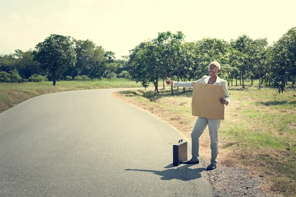Empresaria con vacío En blanco de pie en la carretera — Foto de Stock