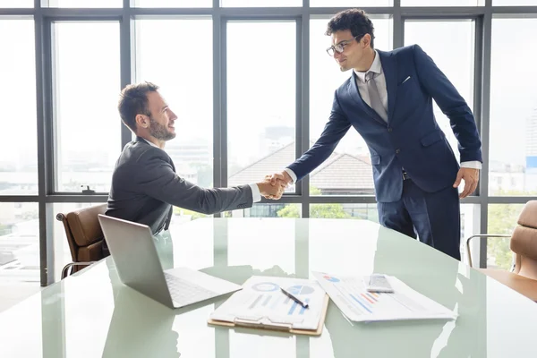 Les hommes d'affaires travaillant dans le bureau — Photo